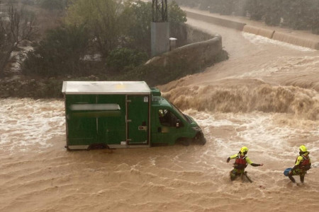 <p>Rescate de un conductor de reparto de Mercadona atrapado por el agua en Alzira (Valencia), en la tarde del 29 de octubre. / <strong>Bombers Consorci VLC</strong></p>