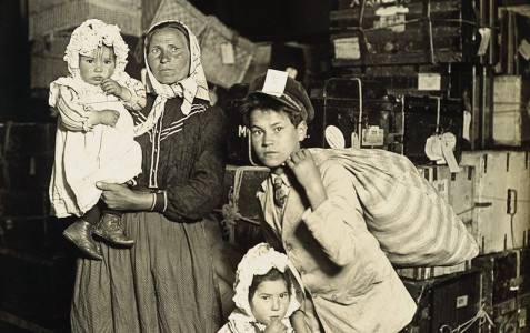 <p>Familia italiana en la sala de equipajes de Ellis Island (1905), Nueva York. / <strong>COURTESY OF SWANN AUCTIONS GALLERIESs</strong></p>