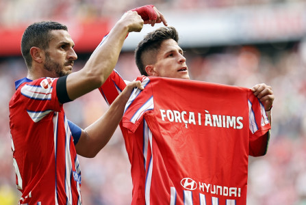 <p>Koke y Giuliano, autor del primer gol, muestran la camiseta de apoyo a las víctimas de la DANA. / <strong>Atlético de Madrid</strong></p>