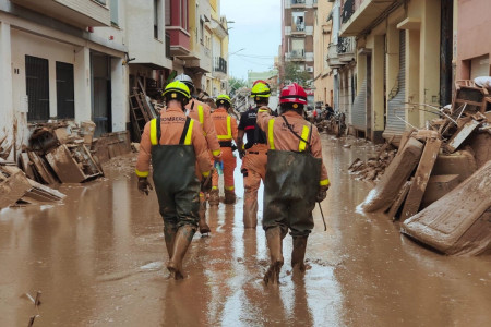 <p>Un grupo de bomberos revisa los garajes del municipio de Masanasa, durante la tarde del 3 de noviembre. / <strong>Bombers Consorci VLC</strong></p>