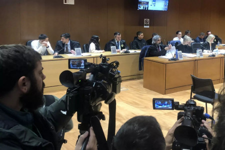 <p>Los acusados de asesinar a Samuel Luiz Muñiz, en la sala de vistas de la Audiencia Provincial de A Coruña. / <strong>Juan Oliver</strong></p>