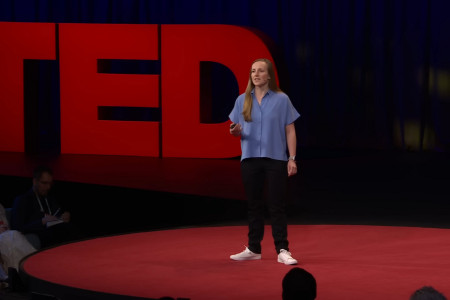 <p>Hannah Ritchie, durante su charla TED. / <strong>YouTube (TED)</strong></p>