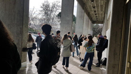 <p>Estudiantes en la entrada de la Facultad de Ciencias de la Información de la UCM. / <strong>Sergio Galcerá, CC BY-SA 4.0 </strong></p>