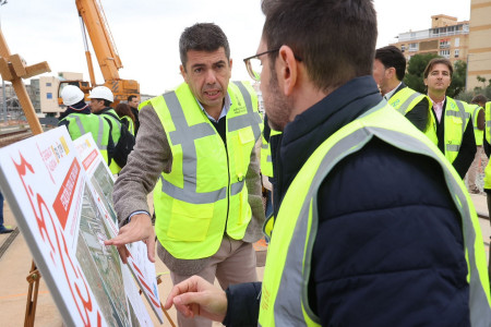 <p>Carlos Mazón comenta algo sobre las obras de la nueva estación de Alicante. / <strong>Redes sociales de Carlos Mazón</strong></p>