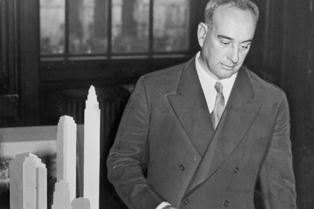 <p>Robert Moses junto a una maqueta del Brooklyn Battery Bridge. / <strong>C.M. Stieglitz</strong></p>