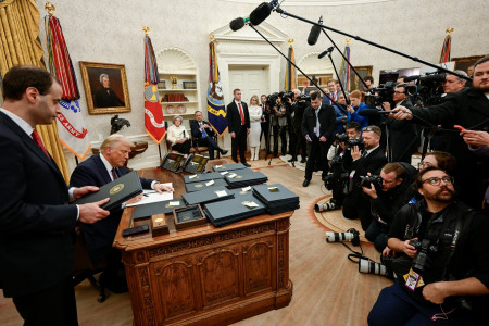 <p>Trump firma decretos frente a las cámaras en el Despacho Oval. / <strong>Daniel Torok (The White House)</strong></p>