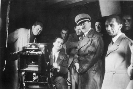 <p>Hitler y Goebbels en los estudios de la UFA en 1935. / <strong>Bundesarchiv, Bild 183-1990-1002-500 / CC-BY-SA 3.0</strong></p>