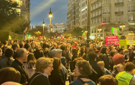 <p>Manifestación en Valencia pidiendo la dimisión de Mazón. / <strong>F. M. </strong></p>