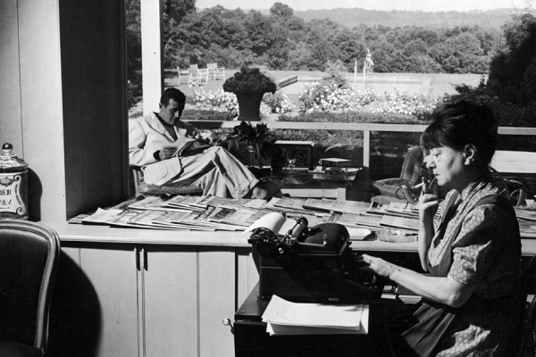La escritora Dorothy Parker junto a su marido, Alan Campbell, en su casa de Bucks County. (GETTY IMAGES)
