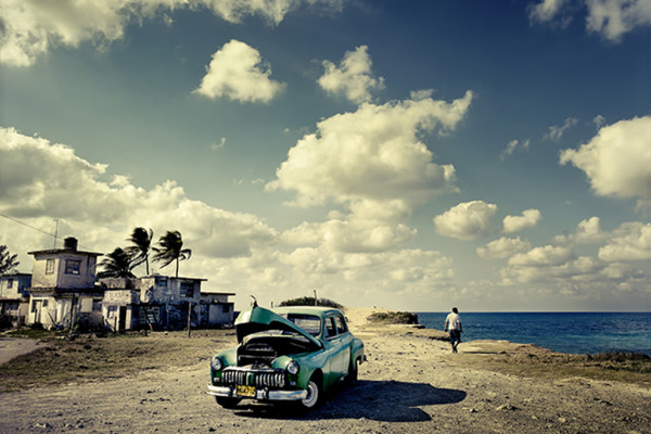 Son habituales los coches de los años 40 y 50 en las carreteras cubanas. Algunos, como este en la playa de Guanabo, no funcionan. ()
