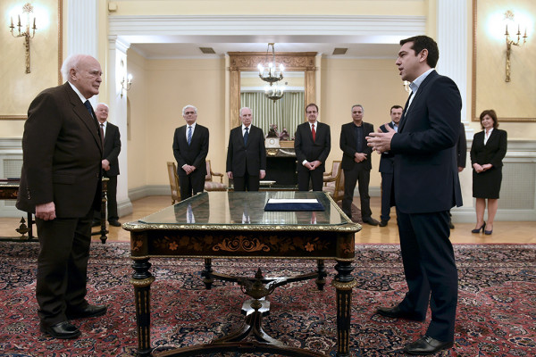 Tsipras jura su cargo ante el presidente de la República, Karolos Papoulias, el pasado 26 de enero. (ARIS MESSINIS)
