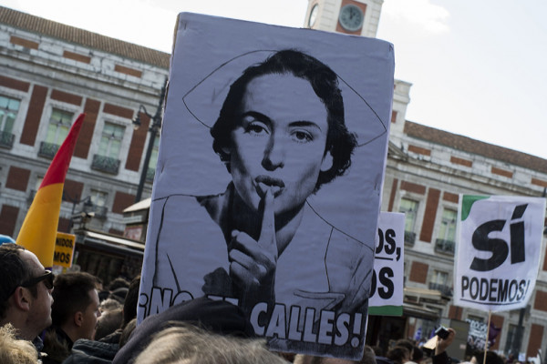 Manifestantes ayer en la Puerta del Sol, durante `La Marcha del Cambio´ organizada por Podemos. (PEDRO ARMESTRE)
