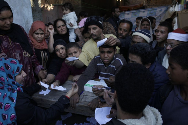 Activistas feministas del Movimiento Juvenil 6 de Abril reparten medicinas en Boulaq, uno de los barrios más deprimidos de El Cairo. (Ed Ou)