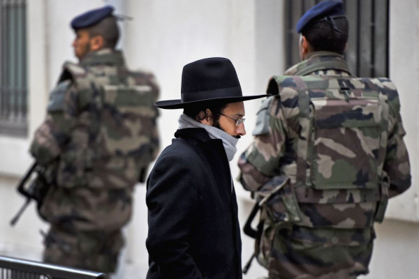 Soldados patrullan la puerta de un colegio judío en el barrio Le Marais de París. (Jeff J Mitchell)