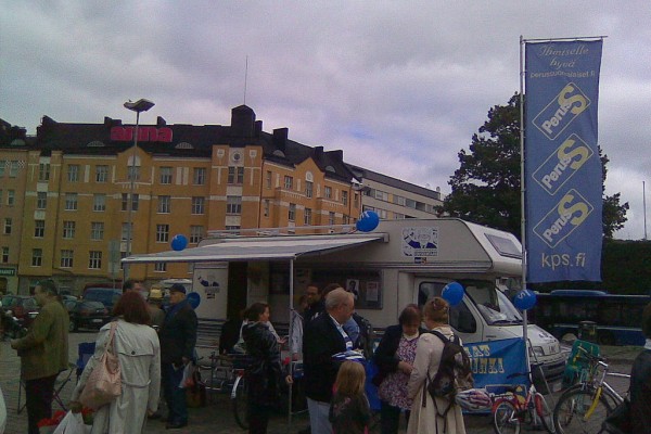 <p>Stand del partido Verdaderos Finlandeses (<em>Perussuomalaiset</em>) en la plaza Hakaniemi, Helsinki. 2010.</p>