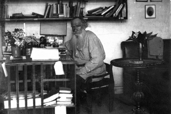 <p>León Tolstói, en su despacho (1908).</p>