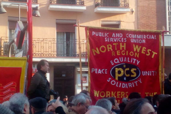 <p>Manifestación en Madrid, en 2018, por el aniversario de la matanza de los abogados de Atocha, a la que se sumó un sindicato británico.</p>