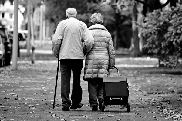 <p>Dos personas mayores caminan por la calle.</p>