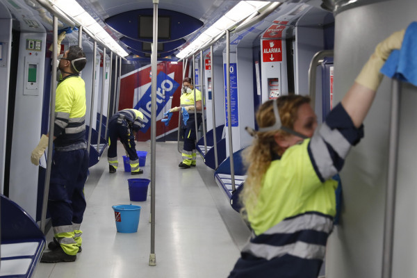 <p>Personal de limpieza de Metro de Madrid desinfecta un vagón.</p>