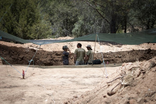 <p>Miembros de la Fundación Aranzadi trabajan en una fosa en 2011 en la provincia de Burgos.</p>