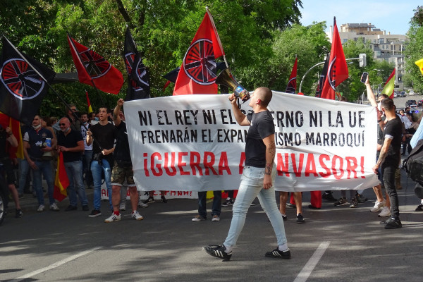 <p>Manifestación del grupo neonazi Bastión Frontal frente a la embajada marroquí de Madrid, el 19 de mayo de 2021.</p>