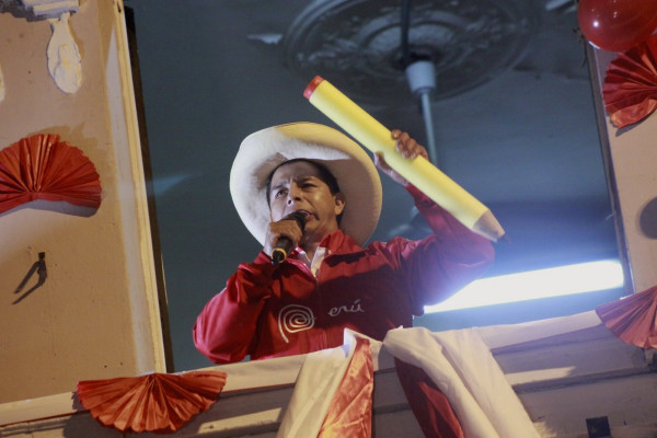 <p>Pedro Castillo, líder de Perú Libre, sosteniendo un lapicero (símbolo de su campaña).</p>