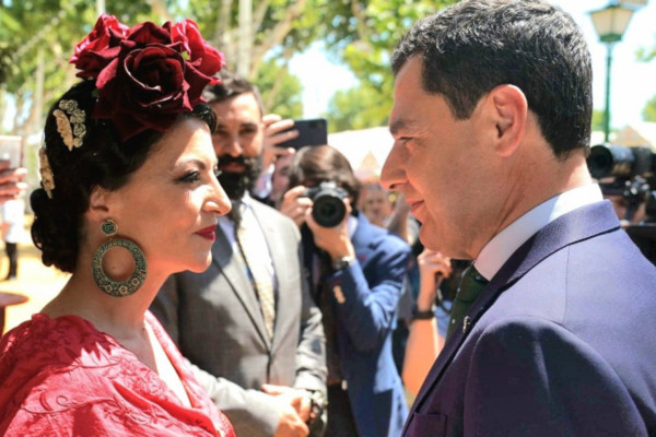 <p>Juan Manuel Moreno Bonilla y Macarena Olona charlando en la Feria de Abril.</p>