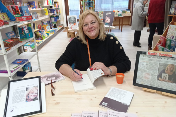 <p>Christine Martínez-Médale firma ejemplares de su libro ‘La maleta de mi madre’.</p>