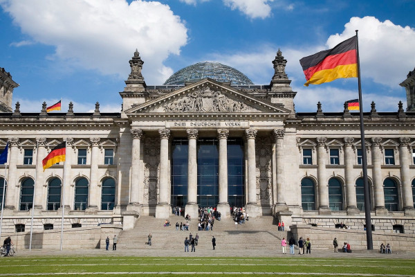 <p>Entrada principal del Bundestag alemán (Berlín). <strong>/ Jorge Royán</strong></p>