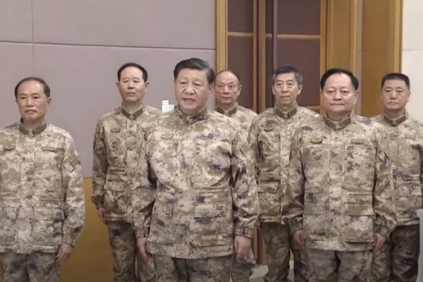 <p>Xi Jinping, junto a los lideres del ejercito chino, en Pekín el pasado 9 de noviembre de 2022. <strong>/ EFE</strong></p>