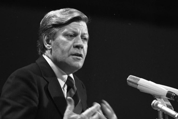 <p>Helmut Schmidt, durante la conferencia extraordinaria del SPD en el Westfalenhalle de Dortmund, 19 de junio de 1976. <strong>/ Ludwig Wegmann</strong></p>