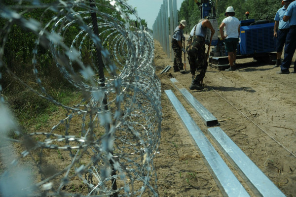 <p>Construcción de la valla fronteriza entre Hungría y Serbia en 2015. / <strong>Délmagyarország / Schmidt Andrea, CC BY-SA 3.0</strong></p>