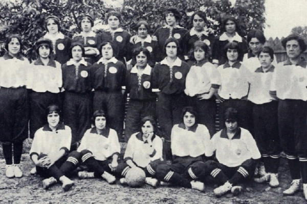 <p>Plantilla de las Spanish Girl’s Club que, en junio de 1914, disputó el primer partido de fútbol femenino en la península ibérica. / <strong>Wikimedia Commons</strong></p>
