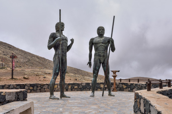 <p>Estatuas de los reyes guanche Guise y Ayose e Fuerteventura, Islas Canarias. / <strong>Cayambe</strong></p>
