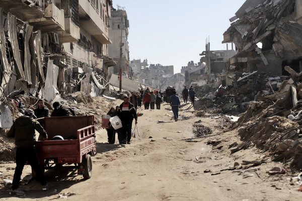 <p>Palestinos caminan entre los escombros de Shuja’iya, en el norte de Gaza. Febrero del 2024. / <strong>Mohammed Hajjar</strong></p>