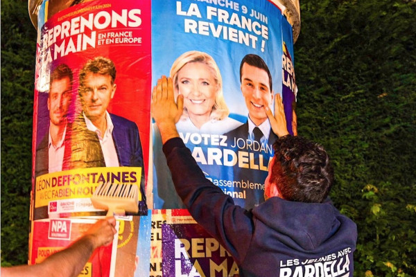 <p>Militantes de Reagrupación Nacional, el partido de Marine Le Pen, pegan carteles del candidato JordanBordella. / <strong>R.R.S.S.</strong></p>