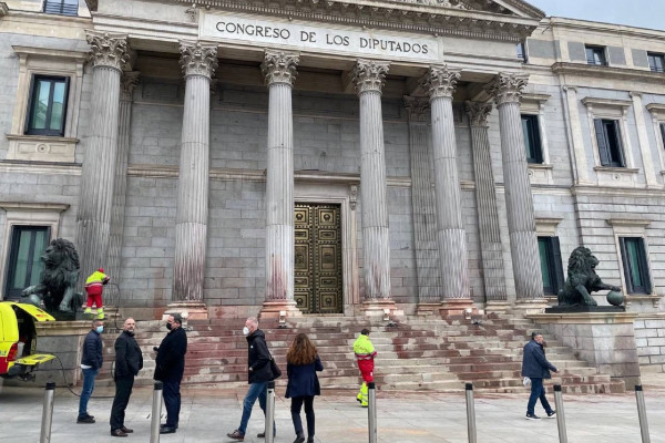 <p>La fachada del Congreso manchada de agua del color de la remolacha tras una protesta de Rebelión Científica. / <strong>CTXT</strong></p>