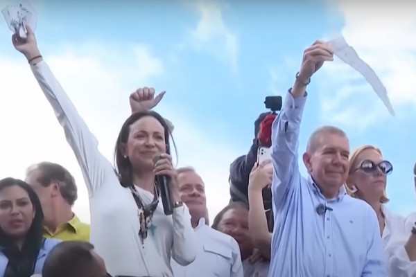 <p>Los opositores venezolanos María Corina Machado y Edmundo González saludan a la multitud en un acto electoral reciente. /<strong> RTVE</strong></p>