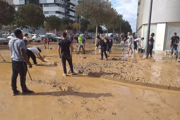 <p>Voluntarios limpiando el desastre en Benetússer. / <strong>Pacopac CC BY-SA 4.0, via Wikimedia Commons</strong></p>