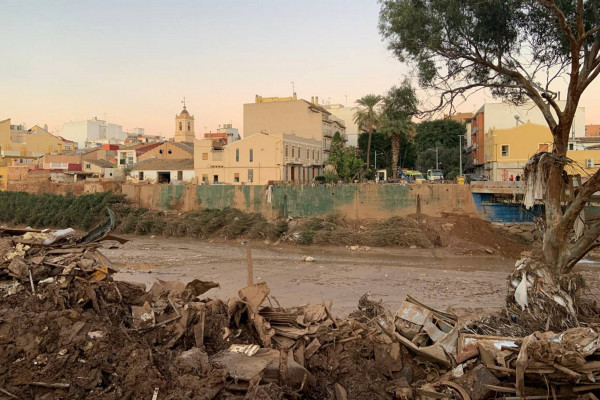 <p>Una calle de Paiporta, destrozada por las inundaciones. / <strong>P. C.</strong></p>