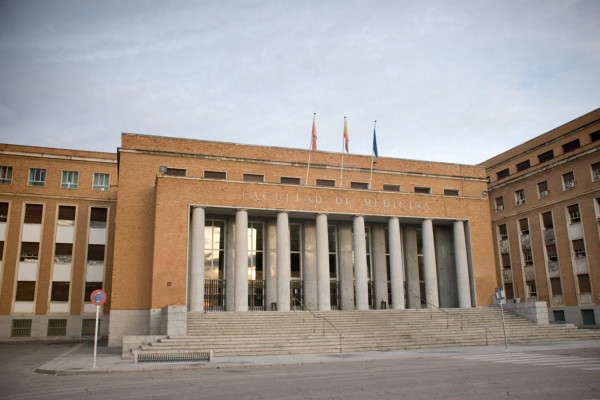 <p>Fachada de la facultad de Medicina de la Universidad Complutense de Madrid. / <strong>UCM</strong></p>