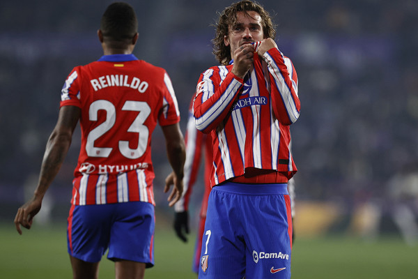 <p>Griezmann besa el escudo, tras marcar el cuarto tanto. / <strong>CAM</strong></p>