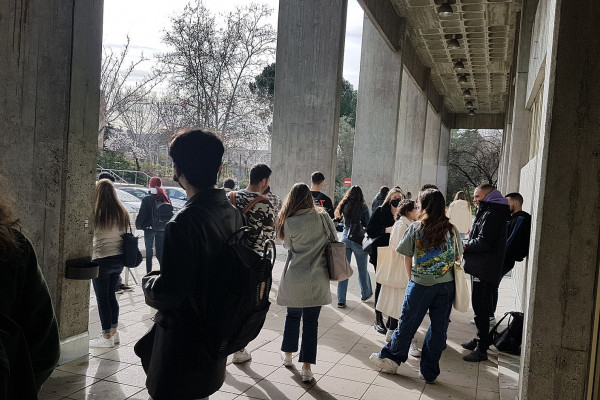 <p>Estudiantes en la entrada de la Facultad de Ciencias de la Información de la UCM. / <strong>Sergio Galcerá, CC BY-SA 4.0 </strong></p>