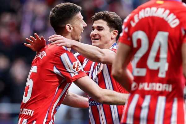 <p>Lenglet y Julián celebran un gol ante Osasuna. / <strong>C.A.M.</strong></p>