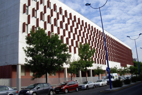 <p>Facultad de Comunicación de la Universidad de Sevilla. / <strong>Groove00</strong></p>