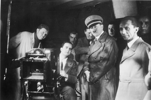 <p>Hitler y Goebbels en los estudios de la UFA en 1935. / <strong>Bundesarchiv, Bild 183-1990-1002-500 / CC-BY-SA 3.0</strong></p>