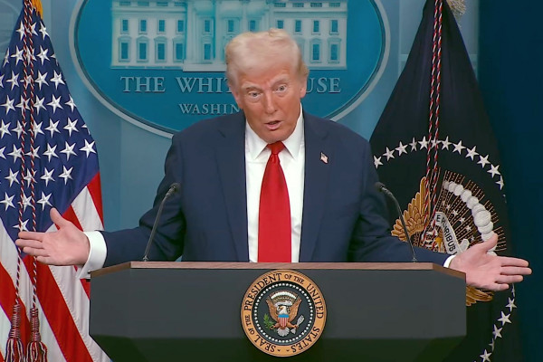 <p>Trump, durante la conferencia de prensa sobre el choque aéreo en Washington. /<strong> Imagen de TV</strong></p>