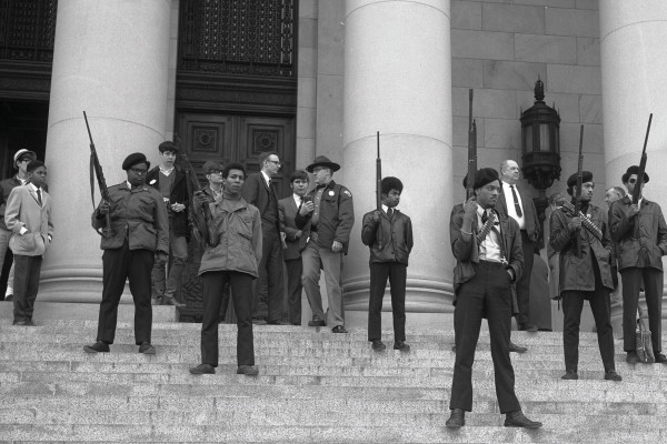 <p>Manifestación armada del Partido Pantera Negra en el Estado de California, en mayo de 1967. /<strong>Archivos del Estado de Washington</strong></p>