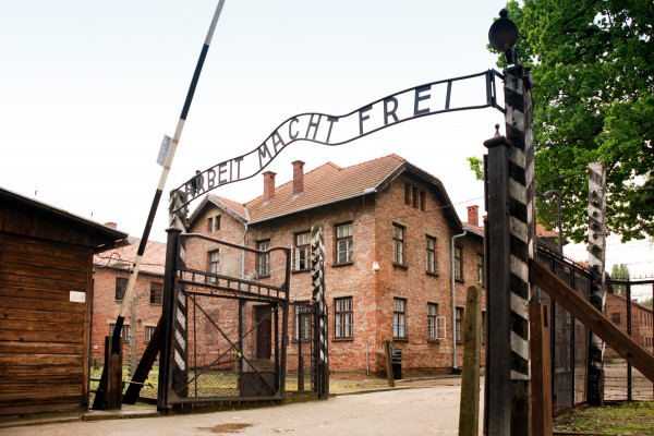 <p>Puerta de entrada al campo de concentración de Auschwitz, en Polonia. / <strong>Xiquinhosilva</strong></p>