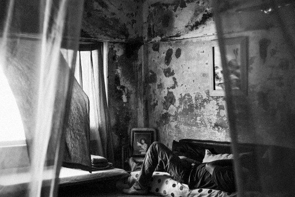 13 de julio de 2014. M. Costa descansa en su habitación de una fábrica abandonada. (Mário Cruz)
